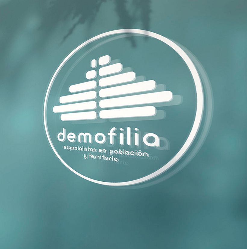 detalle del logotipo a vinilo sobre vidrio.
