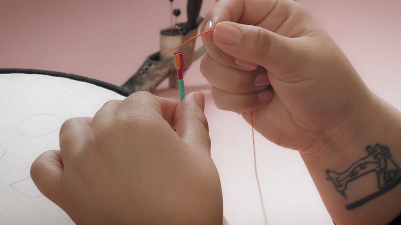 Utiliza el enhebrador para enhebrar el hilo