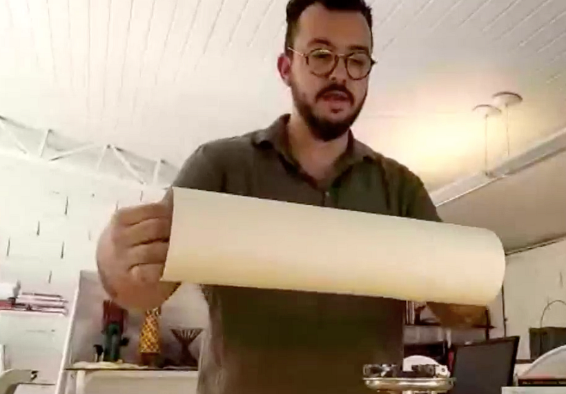 Aquecendo na chama do fogareiro