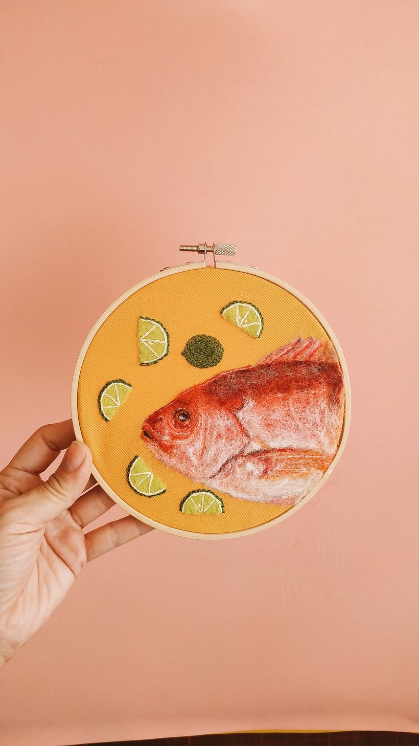 Mojarra con plátano frito y limón, needle felting y bordado 1