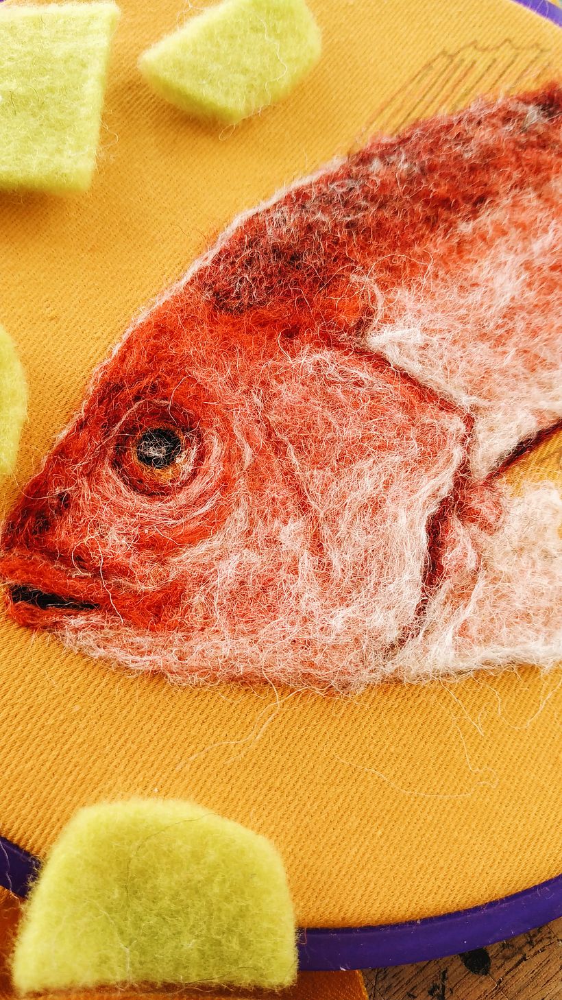 Mojarra con plátano frito y limón, needle felting y bordado 1