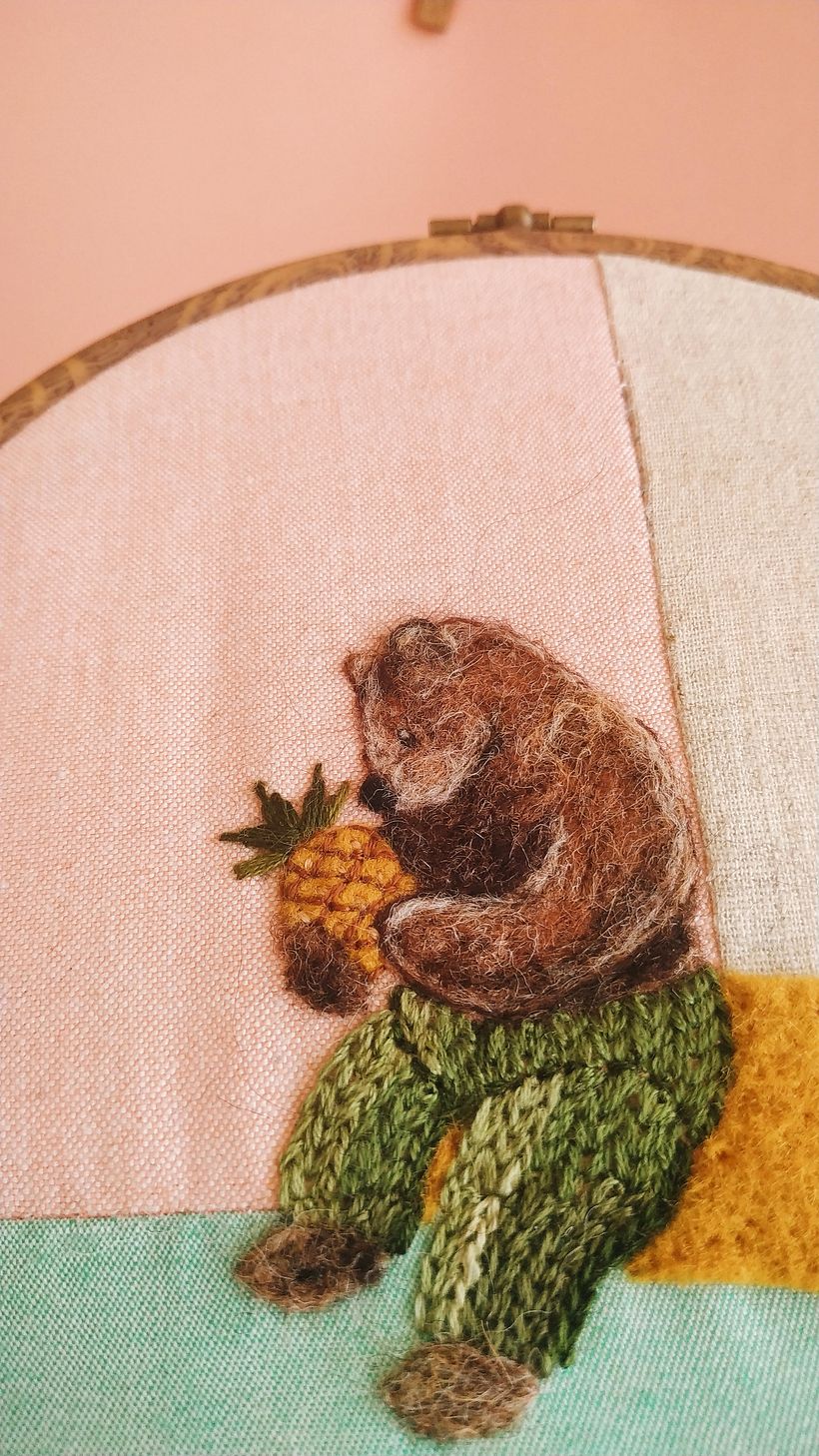 Gordo con pantalones y piña. Needle felting y bordado 1