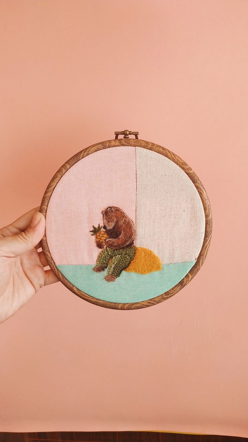 Gordo con pantalones y piña. Needle felting y bordado 1