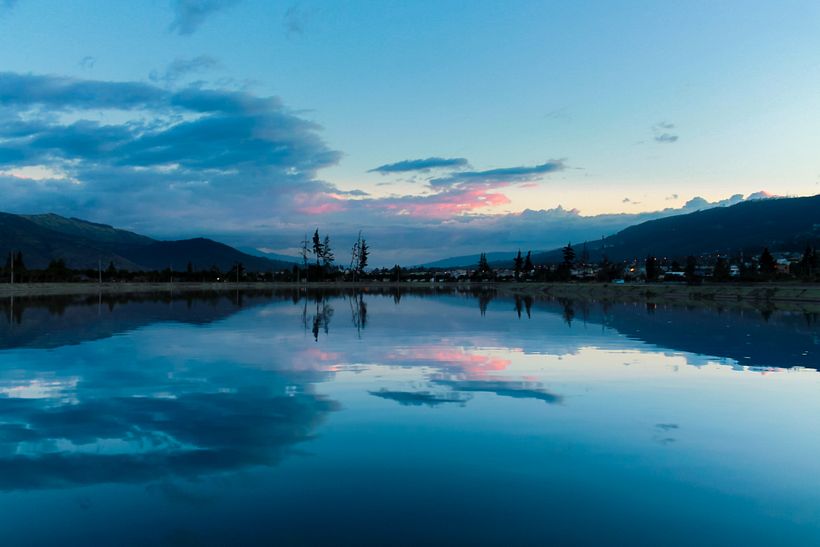 Aprovechando el reflejo del agua se pudo realizar esta composición durante un precioso atardecer en Quito