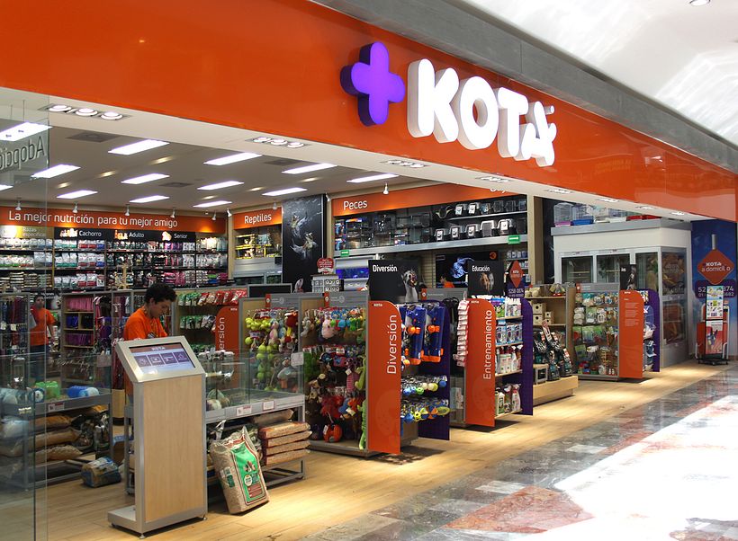 Fachada primer tienda donde se puede ver todo el nuevo sistema de imagen, pop y señalización