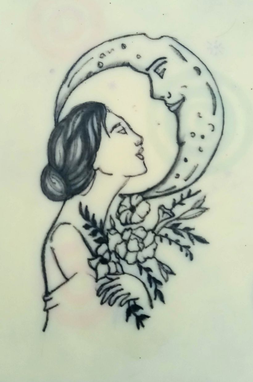 Tatuado en piel sintética.