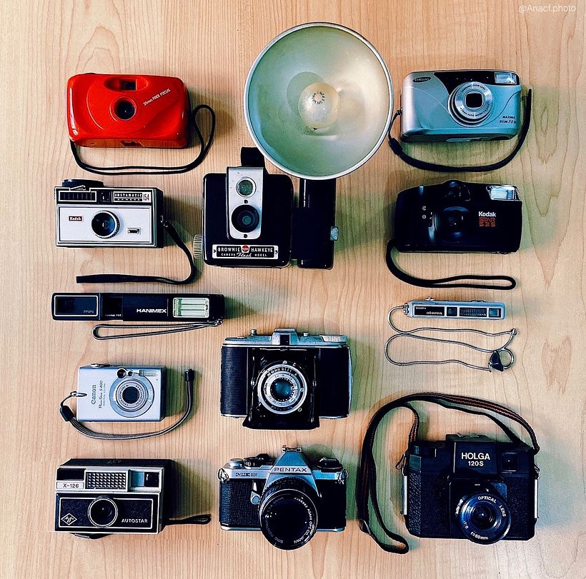 Flatlay con parte de mi colección de cámaras