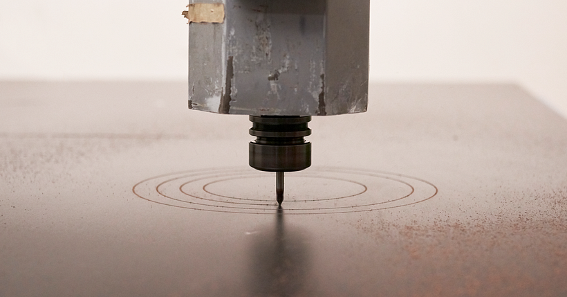 El diseñador Daniel Romero utiliza un enrutador de cama plana CNC para crear muebles sostenibles