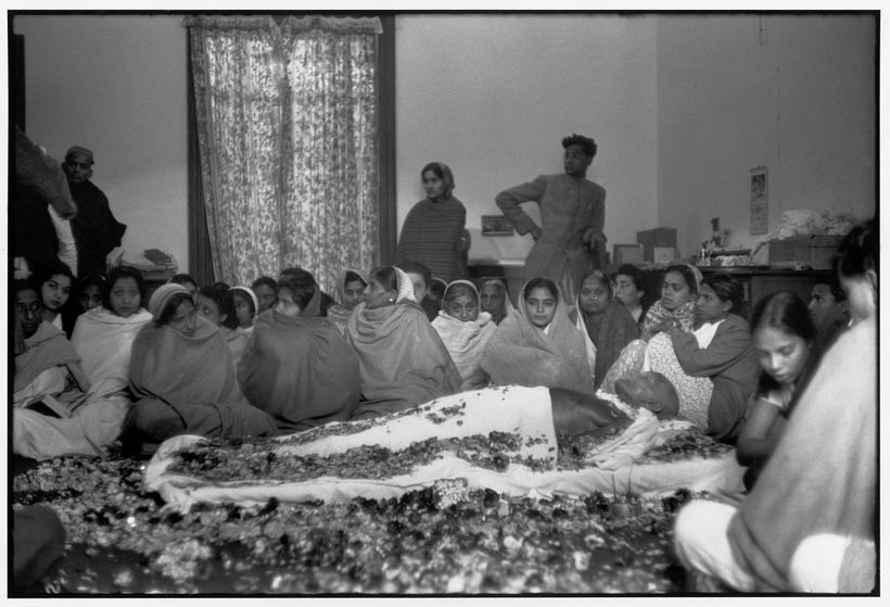 Gandhi’s body at Birla House, the day after his assassination. (Henri Cartier-Bresson, 1948) © Henri Cartier-Bresson | Magnum