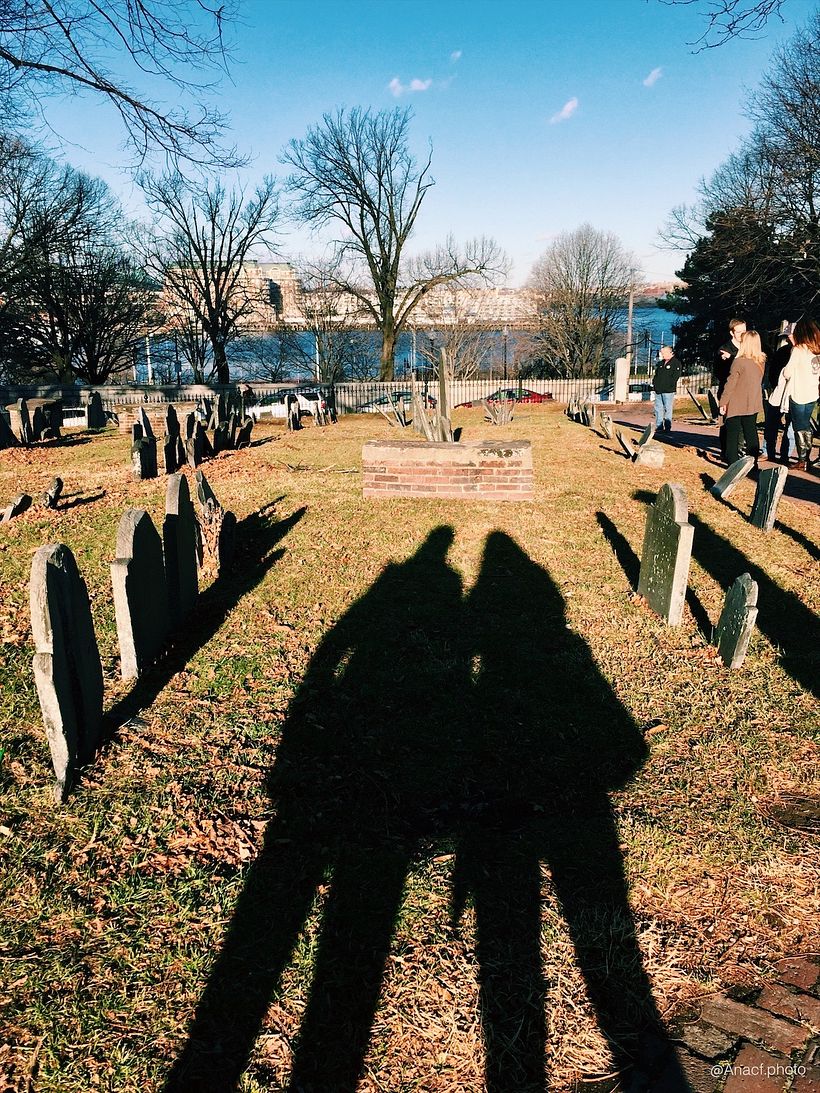 Sombras robándose el protagonismo (Cementerio de finales de 1650 - Boston)