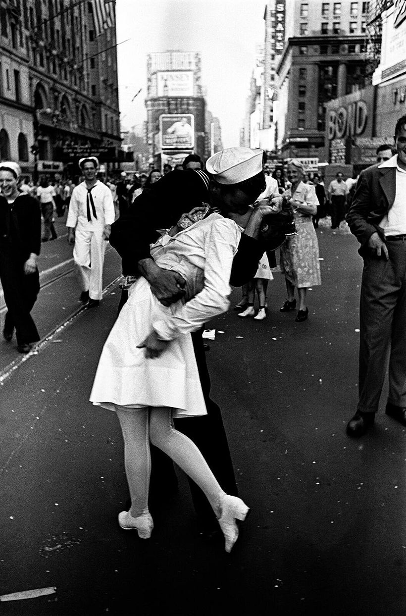 Día V-J (Alfred Eisenstaedt, 1945). Esta foto apareció en la portada de la revista Life