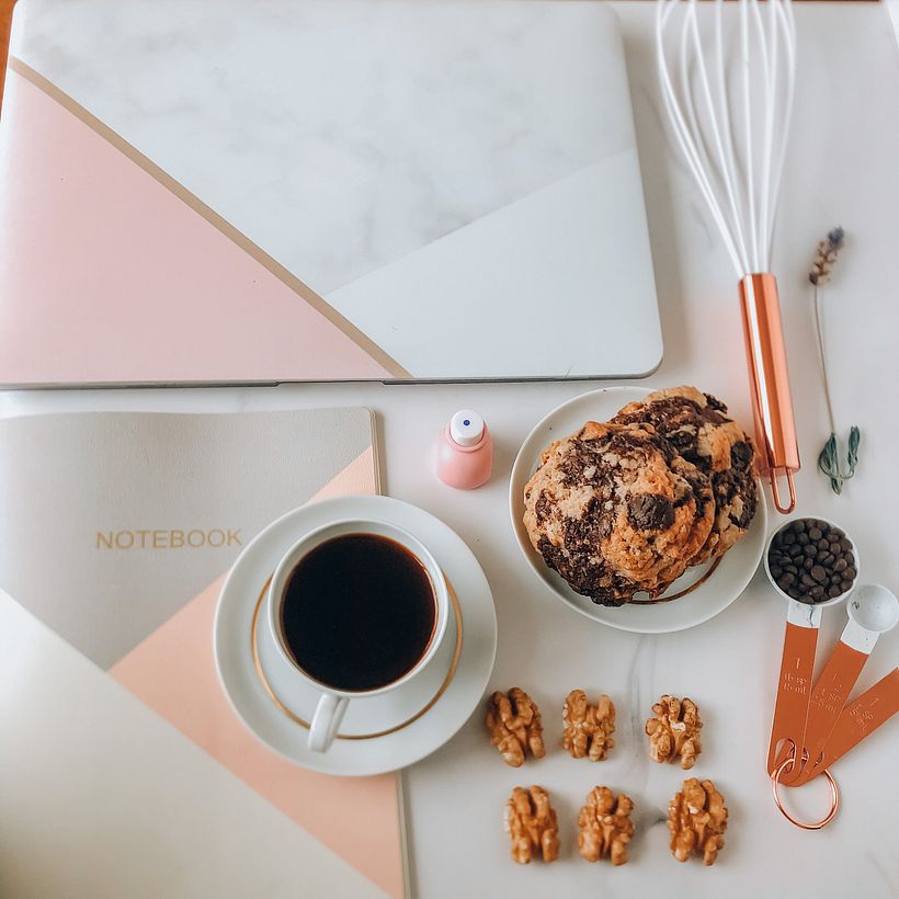 Flat Lay con toques más anaranjados y rosas, combinando cuaderno con carcasa del Macbook