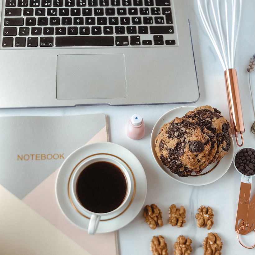 Más neutra tal vez, un poco más opaca, contrastando con el teclado del computador 