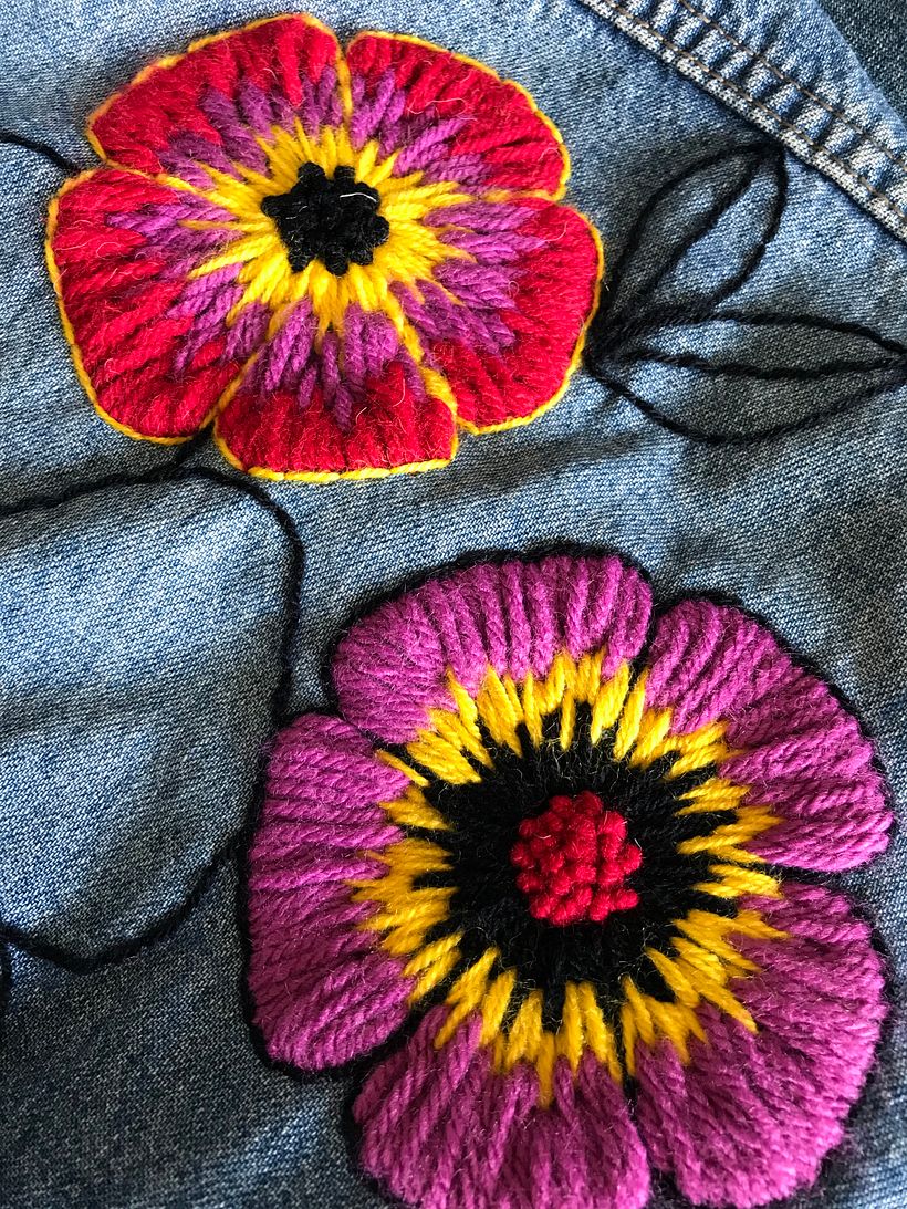 Flores bordadas con lanas de distintos grosores