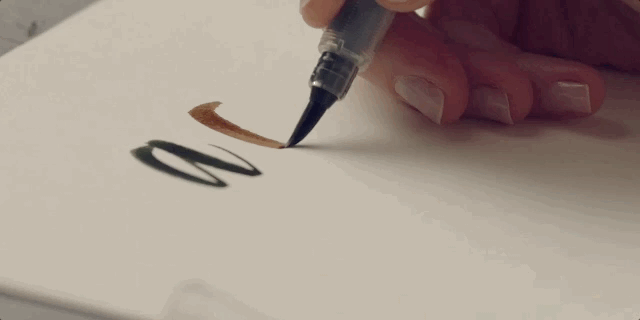Bego Viñuela trabalhando com a brush pen