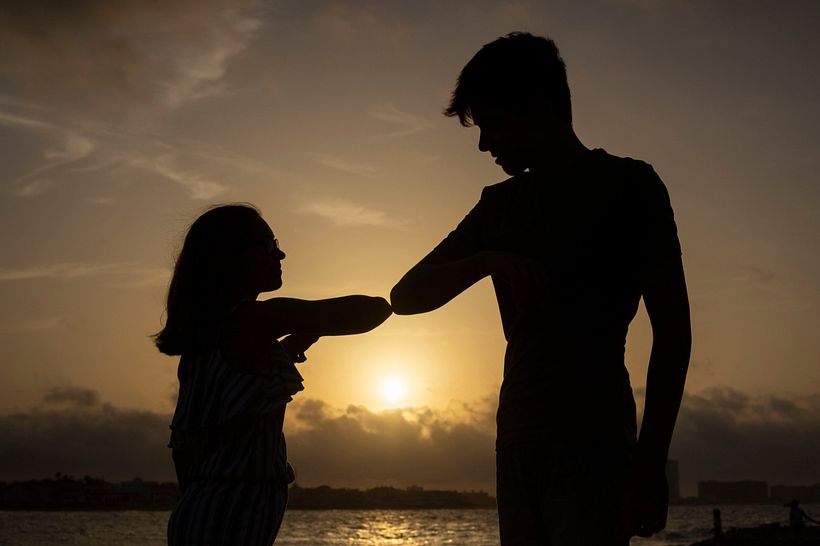 Siluetas de los dos primos