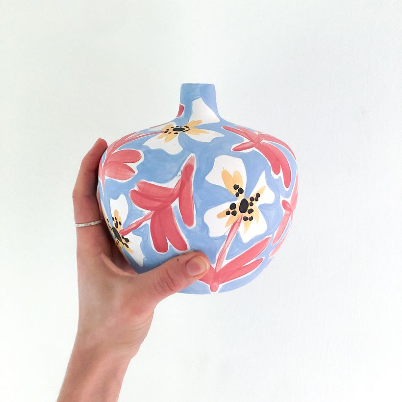 Florero en estado de bizcocho. Aún le falta la quema final.