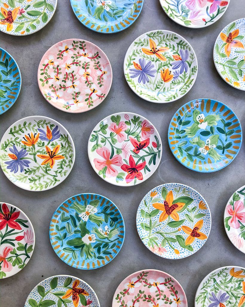 Colección de platos ilustrados flores nativas chilenas.