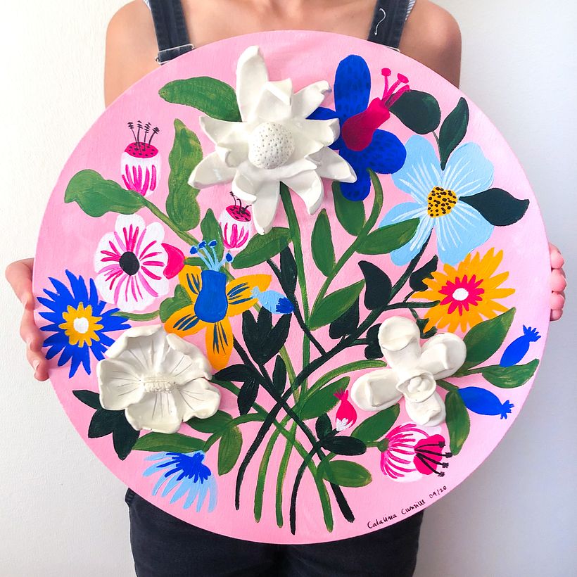 Gouache y acrílico sobre tela, con intervenciones de flores de cerámica.