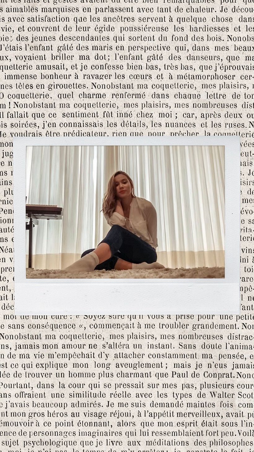 Luisa in her living room n° 1