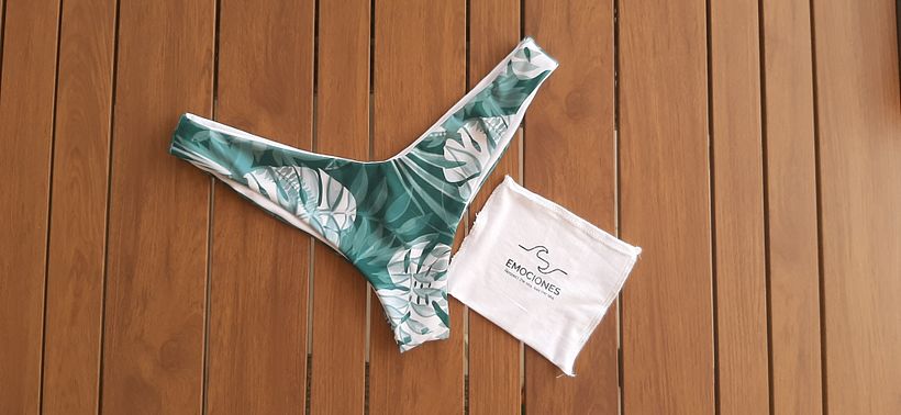 Branding, diseño web y ilustración textil para Emociones Brand 11