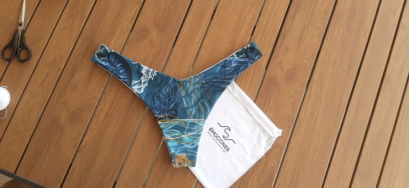 Branding, diseño web y ilustración textil para Emociones Brand 11