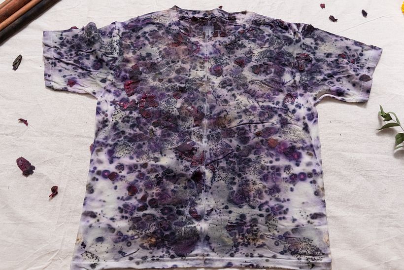 Proyecto final: camiseta de algodón con pétalos y flores de rosa en un motivo abstracto con efecto espejo.