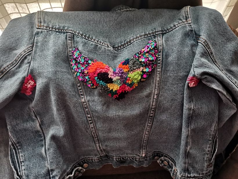 Luego de mucho pensar cómo arreglar mi chamarra/chaqueta de mezclilla pensé poner las cosas que más me gustan