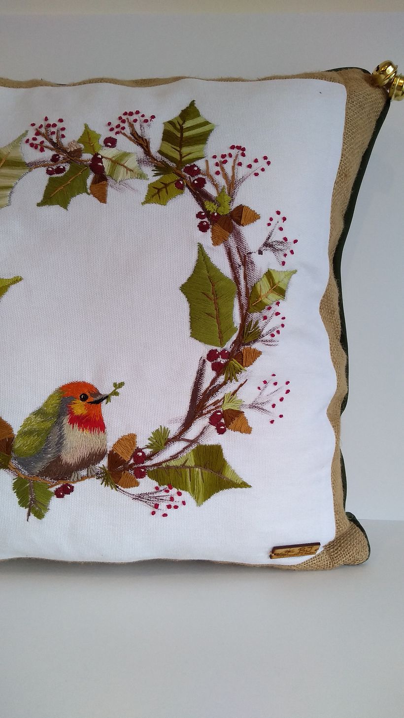Cojín bordado a mano, tome un curso en doméstica de pintar con bordados en hilo, y es mi primer trabajo con esta técnica , me