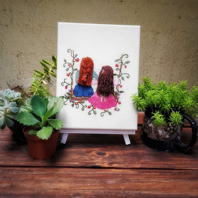 Éste es uno de mis bordados a mano, inspirada en mi sobrina y su hija      Gracias a Domestika por ayudarme a seguir bordando