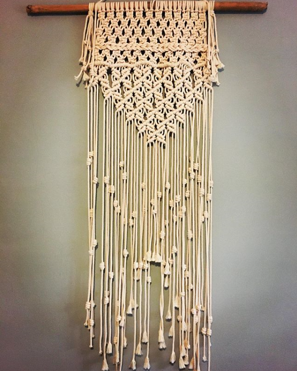 Les presento mi primer trabajo de macrame, guiada e inspirada por el curso de Mariella Motilla. Disfrute muchisimo el proceso