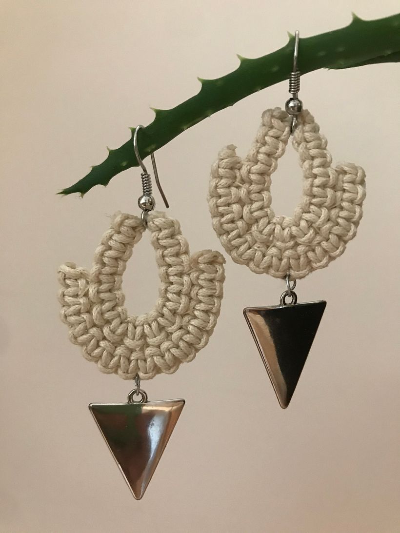 Aretes de hilo acerado con piezas recicladas.