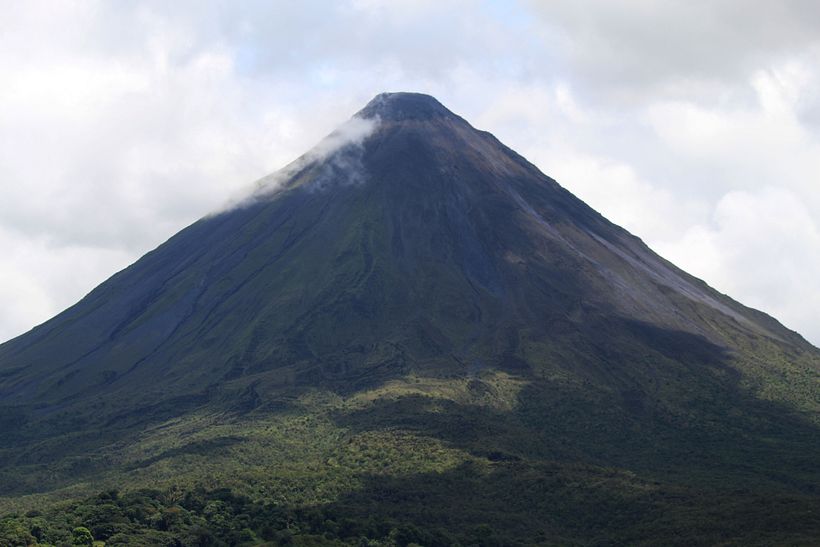 Volcán Arenal. El volcán Arenal está situado en San Carlos, tiene una altura de 1.670 msnm.