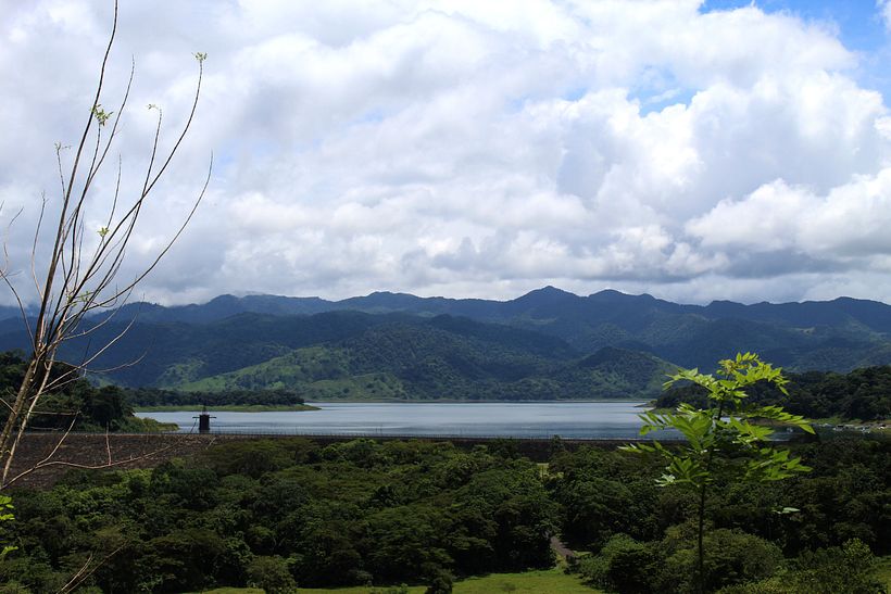 El lago Arenal es un embalse artificial situado en Costa Rica formado tras la construcción de una presa en 1979