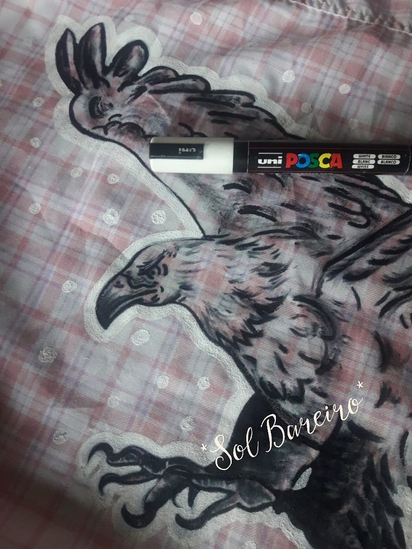 Águila pintada en negro y grises; acrílicos y Posca. Sobre camisa  (Agosto-2020)
