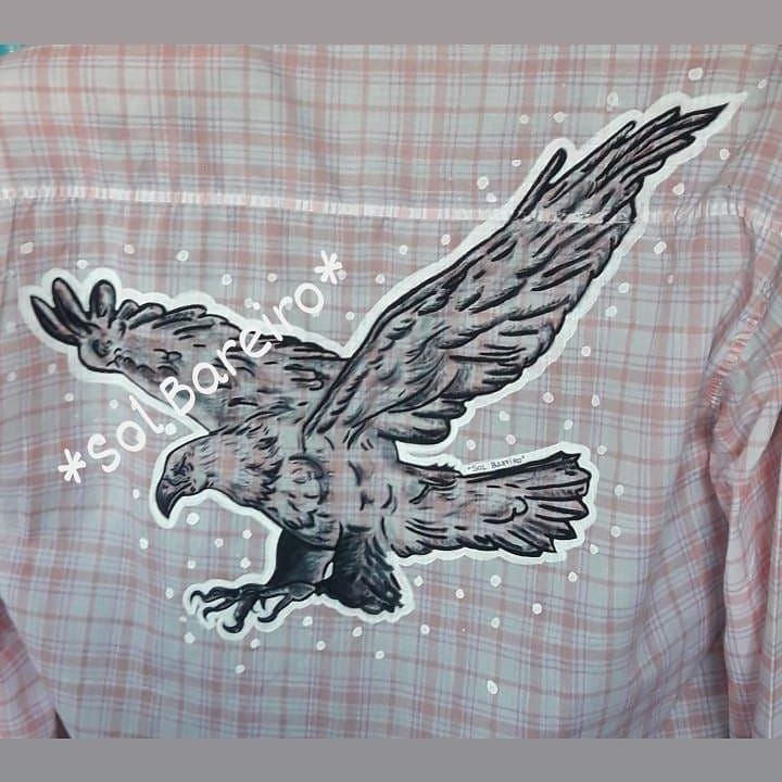 Águila pintada en negro y grises; acrílicos y Posca. Sobre camisa (Agosto-2020)