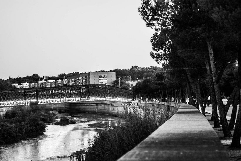 Cruzando el puente.