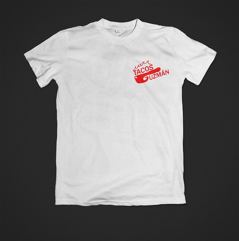como el uniforme solo era una camisa blanca se propuso adaptar el logo en ella.