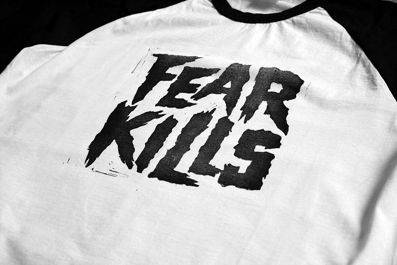 Detalle del lettering estampado en la camiseta.