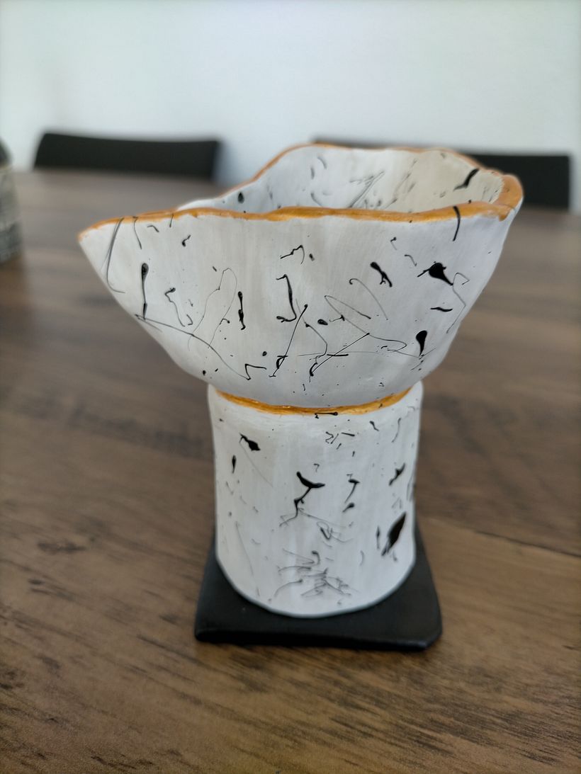 Con pellizcos y placa,vasito y lecherita,se formó una especie de cafetera...