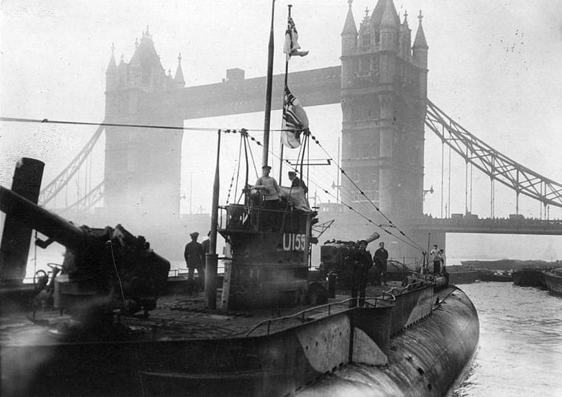 Un submarino alemán junto a la Torre de Londres, tras el armisticio de 1918