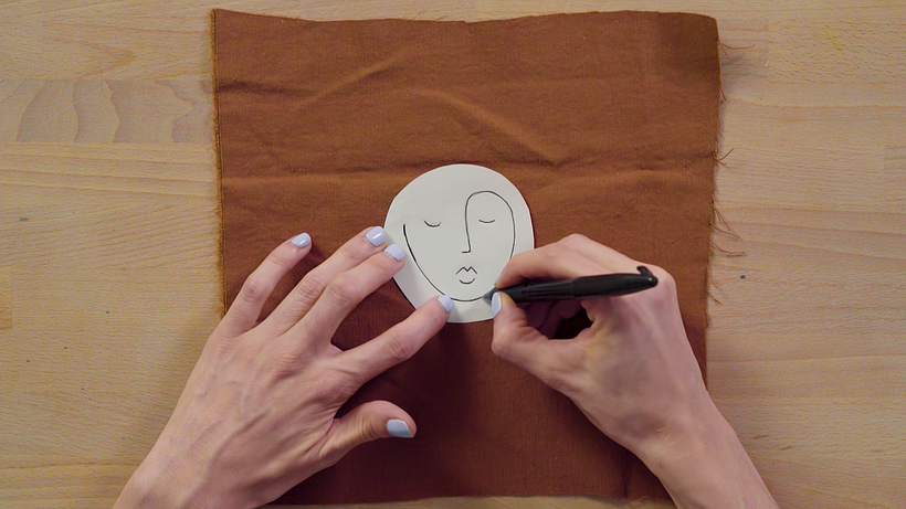 Agora, contorne o outro lado da folha com uma caneta ou lápis grafite