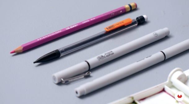 Alinailustra mainly uses pencils to sketch.