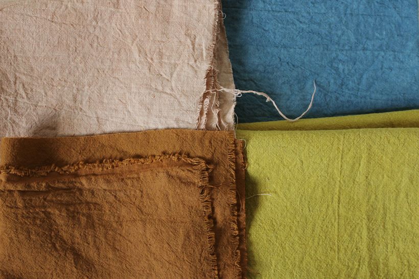 Avocadokerne, Indigo, Catechu und Granatapfelschalen auf Hanf- und Baumwollstoff