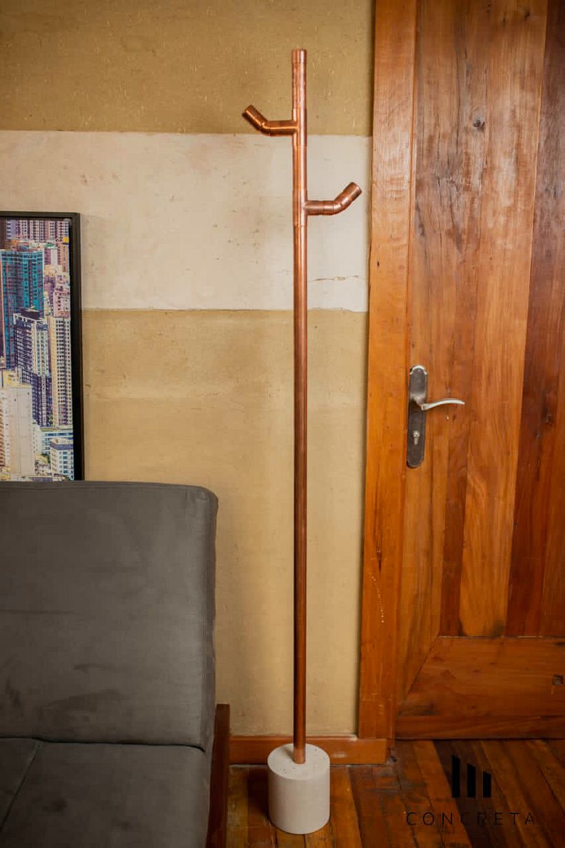 Perchero de Cobre y Base de Concreto.