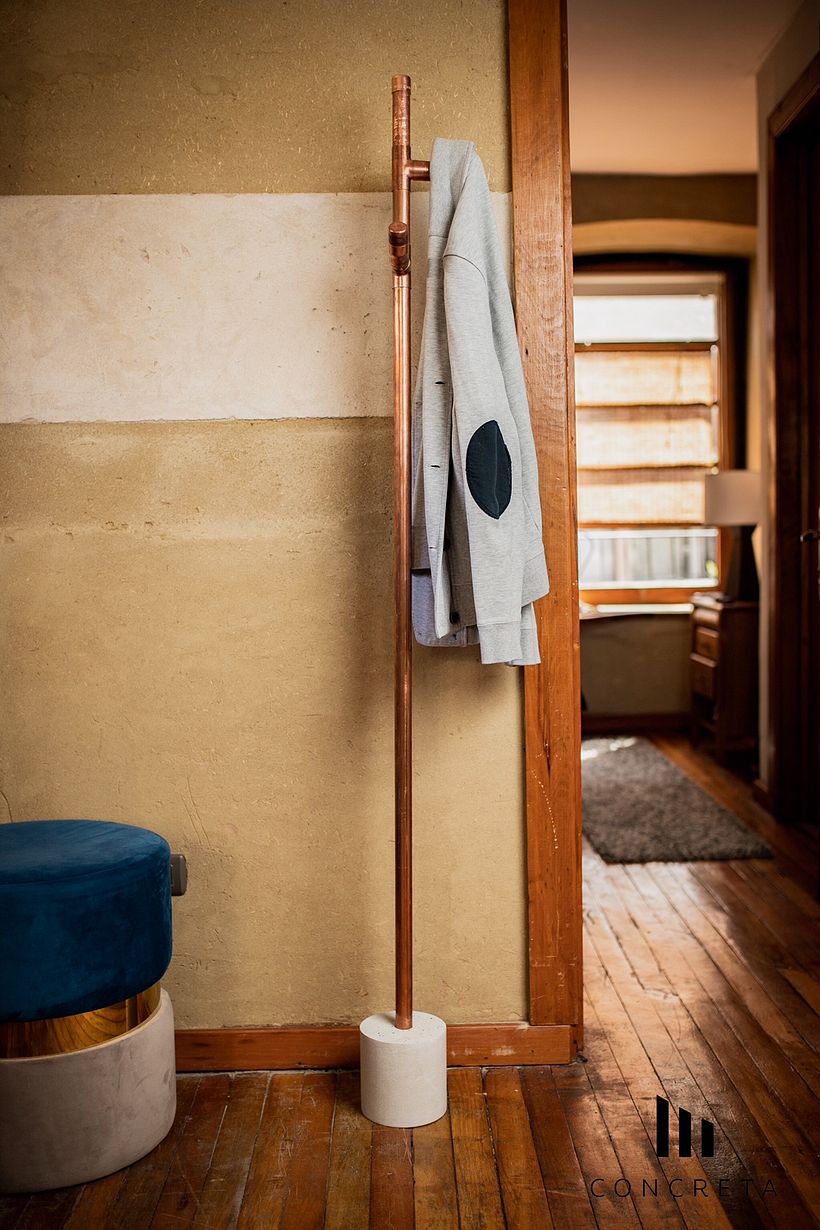 Perchero de Cobre y Base de Concreto.