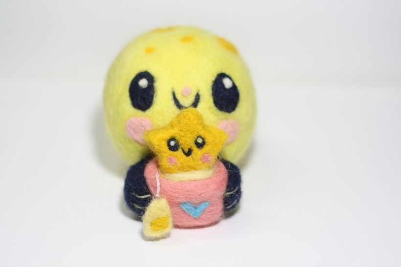 Luna tomando Té de estrellas art toy 1
