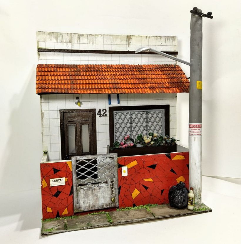 Fachada de casa com chão de caquinhos 0