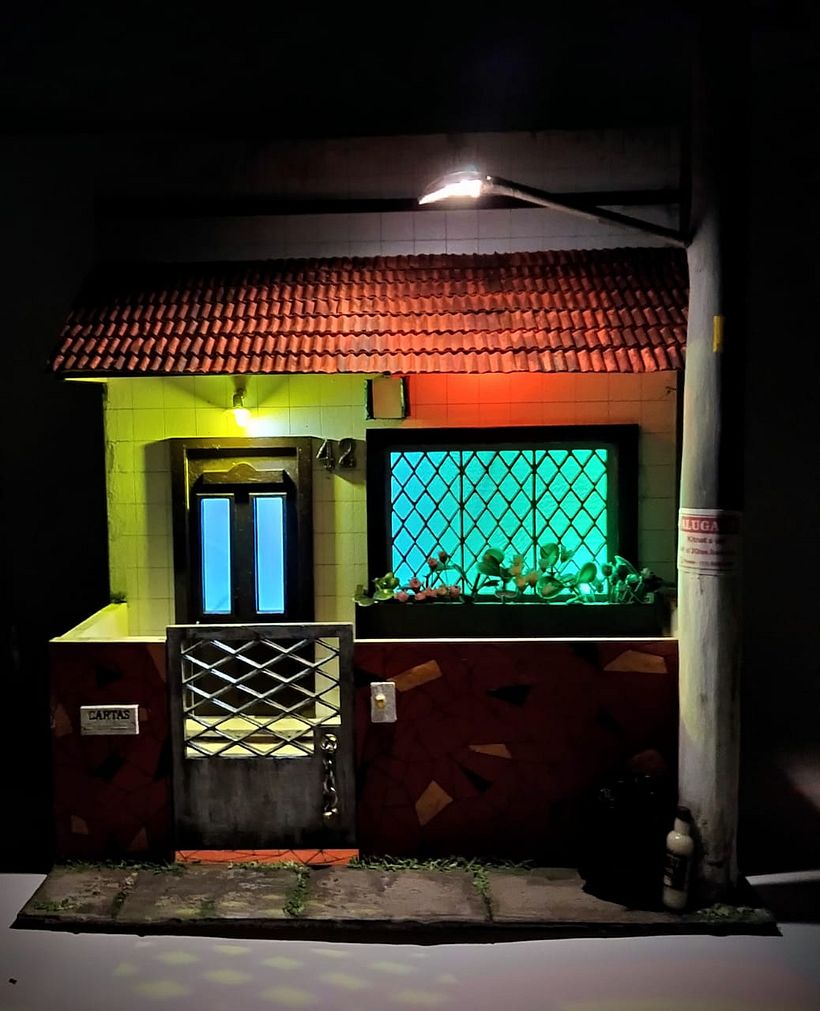 Fachada de casa com chão de caquinhos 1