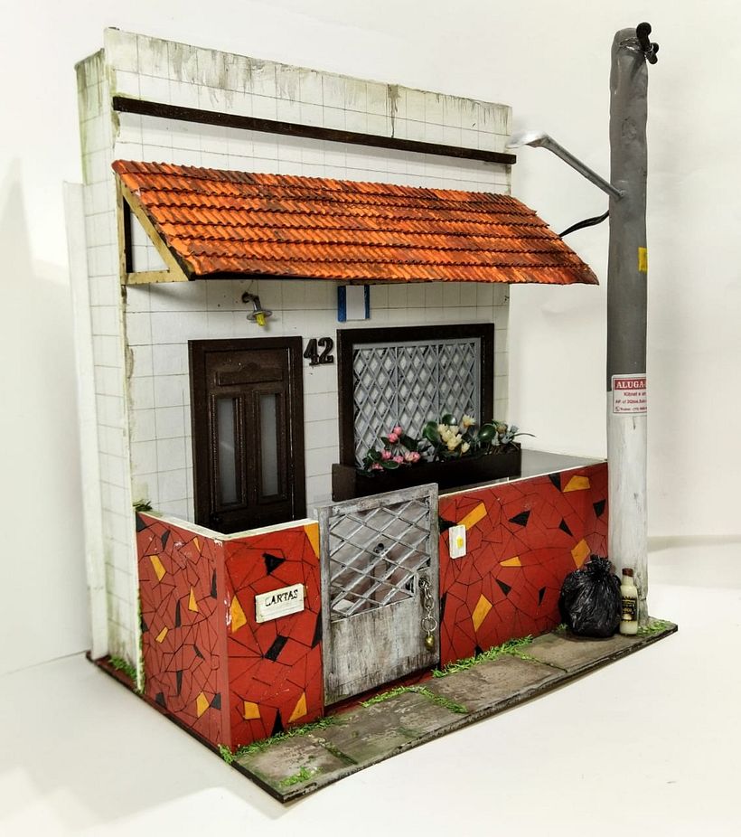 Fachada de casa com chão de caquinhos 2